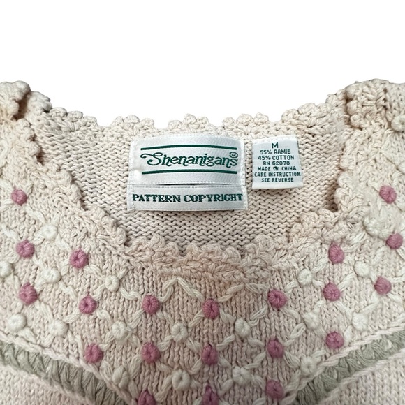 VINTAGE SHENANIGANS BRAND SHORT SLEEVED SWEATER SIZE MEDIUM. - Picture 3 of 9